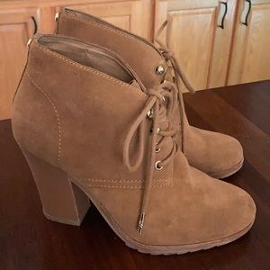 Michael Kors 7.5 M Tan Suede lace up Bootie boot